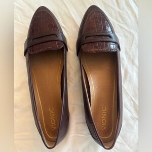 Brand NEW VIONIC Women’s flats. Mahogany colored, super comfortable and stylish